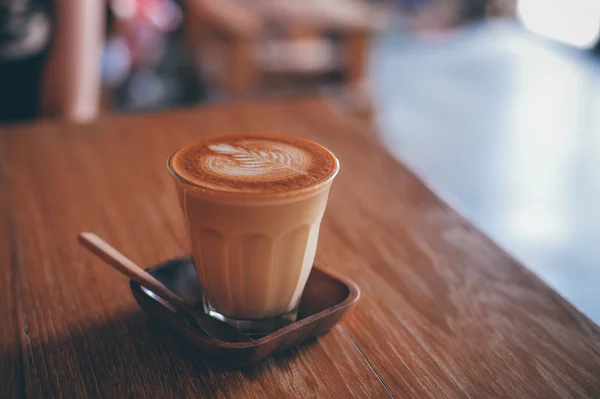 Como fazer café arte latte em tom de cor vintage — Fotografia de Stock