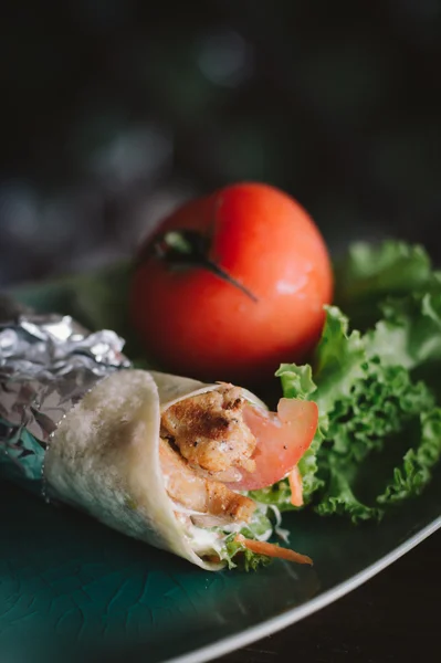 Kebab - grilované maso, chléb a zelenina — Stock fotografie