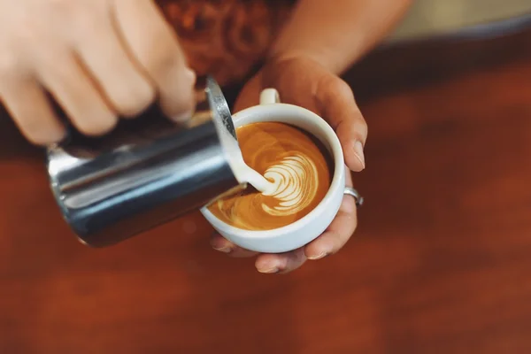 Кавове мистецтво латте в кав'ярні — стокове фото
