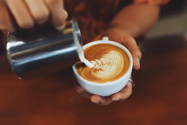 Kawa latte art w kawiarni — Zdjęcie stockowe