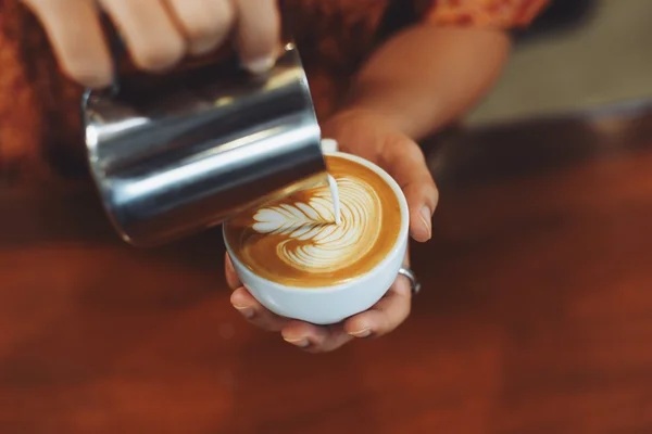 Kaffe latte art i kafé — Stockfoto