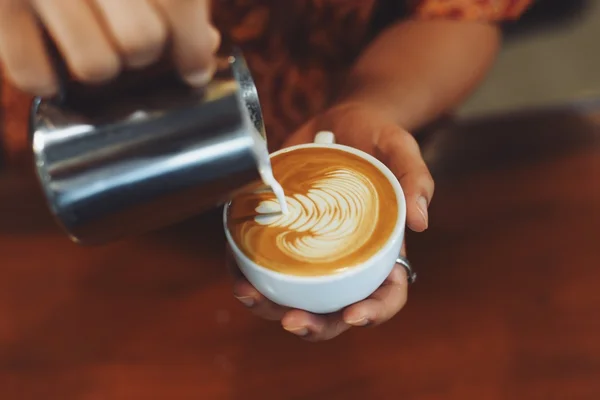 Kávé a latte art kávézóban — Stock Fotó