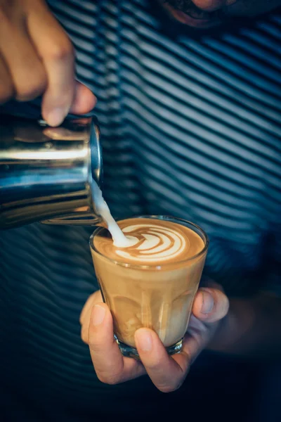 Hogyan készítsünk kávé a latte art vintage színtónus — Stock Fotó