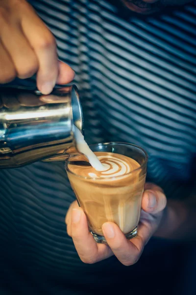 Hur man gör kaffe latte art i vintage färgton — Stockfoto