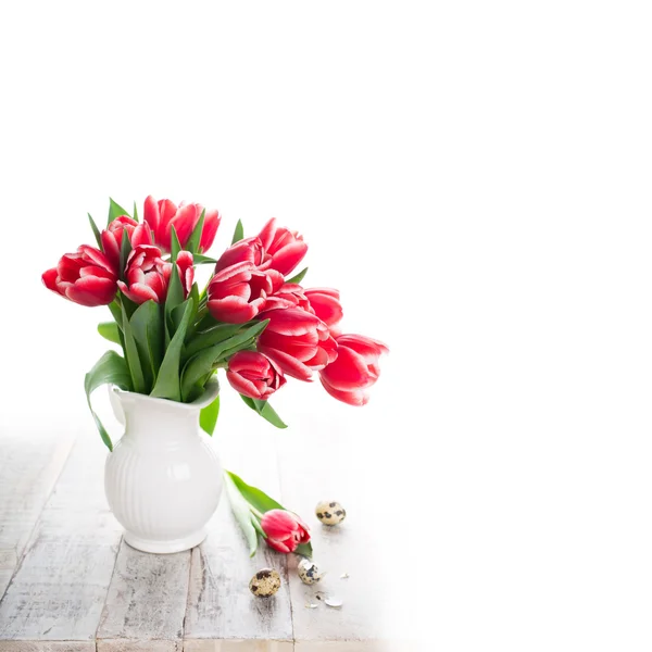 Bouquet de tulipes roses en vase sur fond blanc — Photo