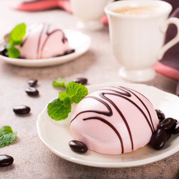 Mousse taarten bedekt met roze glazuur — Stockfoto