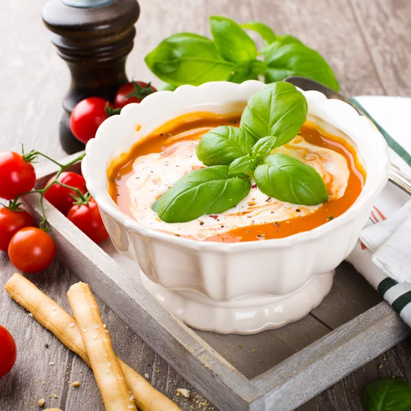 Frische Tomatensuppe mit Basilikum und Sahne — Stockfoto