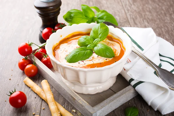 Świeżych pomidorów zupa z bazylią i krem — Zdjęcie stockowe