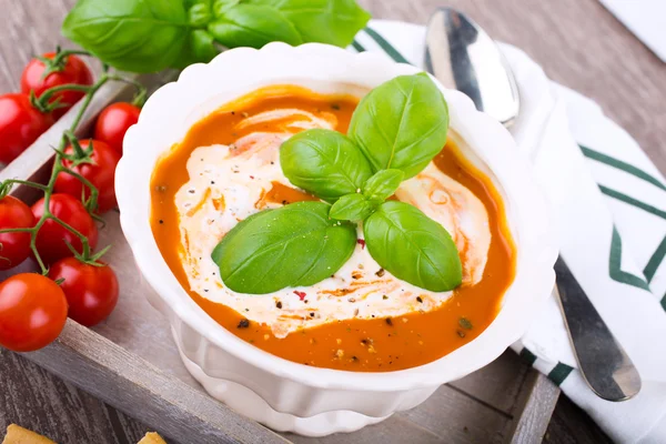 Frische Tomatensuppe mit Basilikum und Sahne — Stockfoto