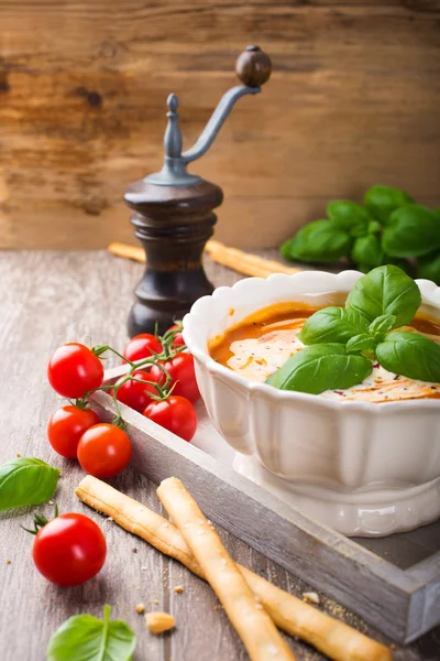 Sopa de tomate fresco com manjericão e creme — Fotografia de Stock