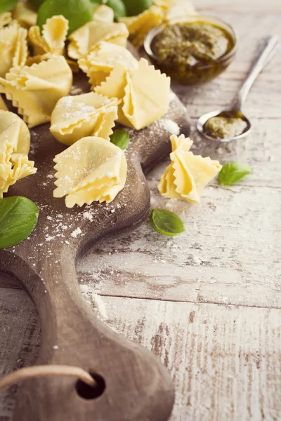 Domowe surowego saccottini włoski z zielonym pesto — Zdjęcie stockowe