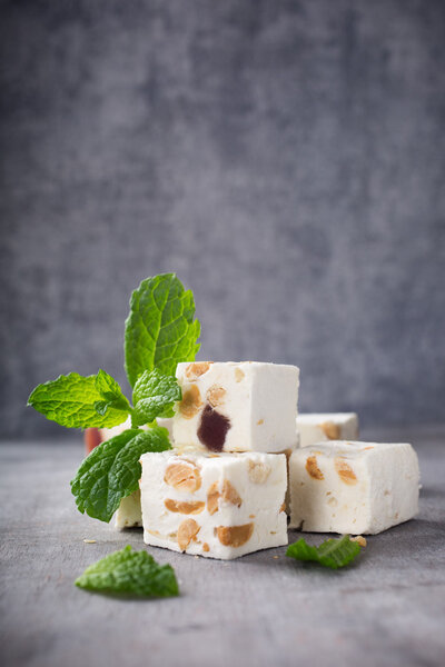 Мягкие блоки нуги с арахисом
