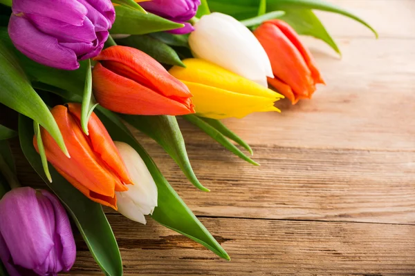 Kolorowe tulipany na stare drewniane tła — Zdjęcie stockowe