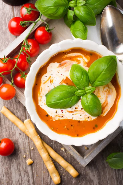 フレッシュ トマトとバジルのクリーム スープ — ストック写真