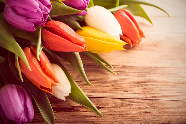 Kleurrijke tulpen op oude houten achtergrond — Stockfoto