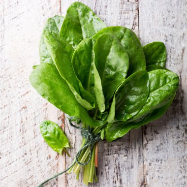 Taze organik kuzukulağı yaprakları