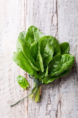 Taze organik kuzukulağı yaprakları