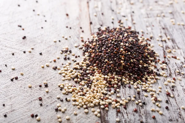 Haufen gemischter roher Quinoa — Stockfoto