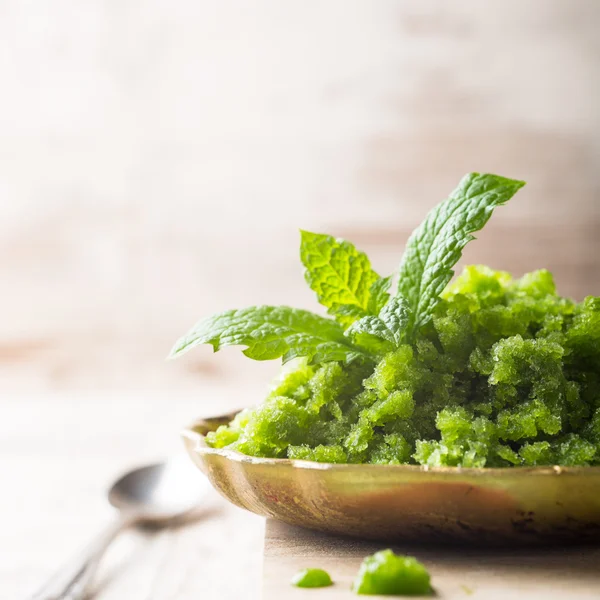 Sauerampfer Granita in Metalllöffel. — Stockfoto