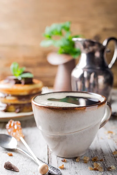 Taza de café para el desayuno con panqueques . — Foto de Stock