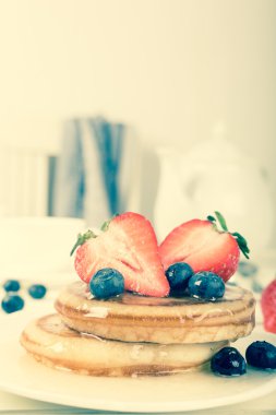 çilek ile ev yapımı kek.