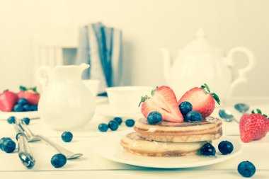 çilek ile ev yapımı kek.