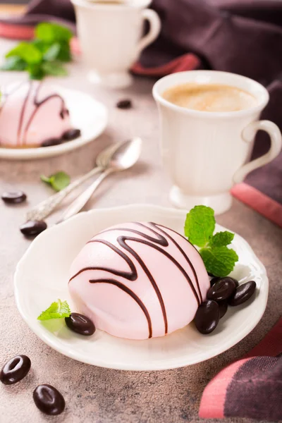 Pasteles de mousse cubiertos con esmalte rosa —  Fotos de Stock