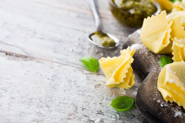 Saccottini italiano crudo casero con pesto verde — Foto de Stock