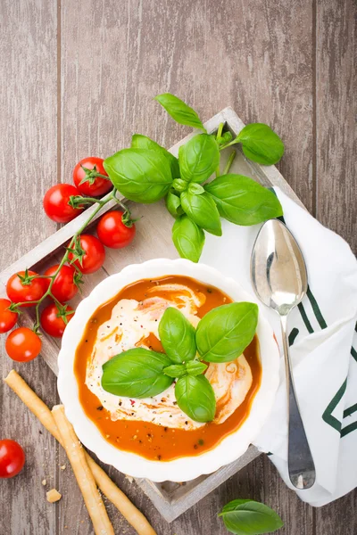 Frische Tomatensuppe mit Basilikum und Sahne — Stockfoto