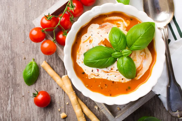 Frische Tomatensuppe mit Basilikum und Sahne — Stockfoto