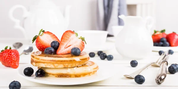 Hemlagade pannkakor med bär. — Stockfoto