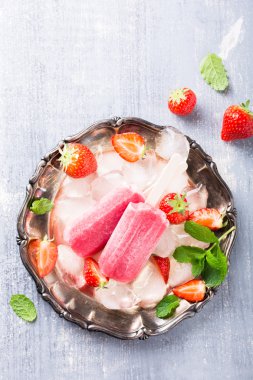 ev yapımı çilekli dondurmayı