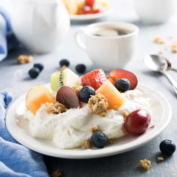 Quark with granola, fruits and berries — Stock Photo, Image