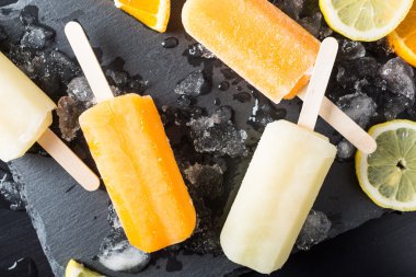 Ev yapımı portakal ve limon popsicles