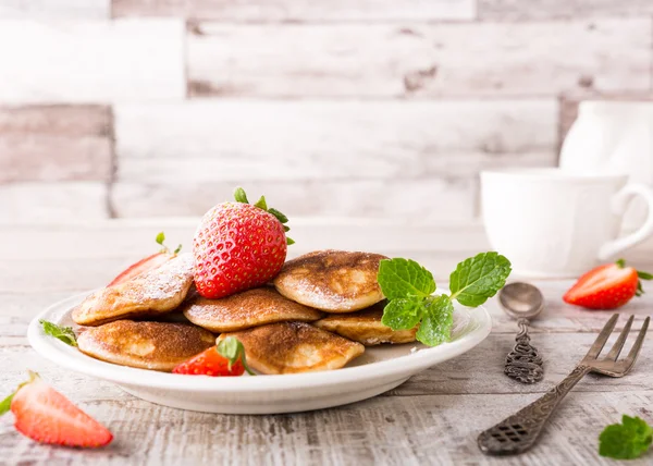 Nederländska mini pannkakor kallas poffertjes — Stockfoto