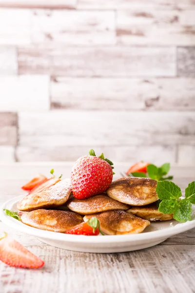 Nederländska mini pannkakor kallas poffertjes — Stockfoto