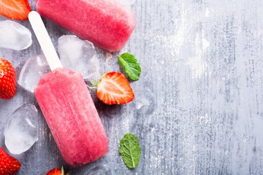 ev yapımı çilekli dondurmayı