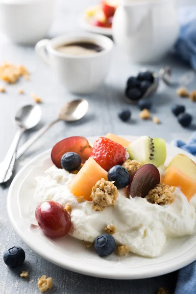 Quark con granola, frutas y bayas —  Fotos de Stock