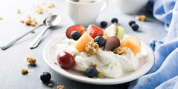 Quark mit Müsli, Früchten und Beeren — Stockfoto