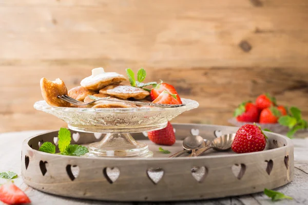 Holländische Mini-Pfannkuchen namens Poffertjes — Stockfoto