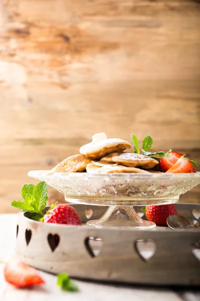 Nederlandske mini pannekaker kalt poffertjes – stockfoto