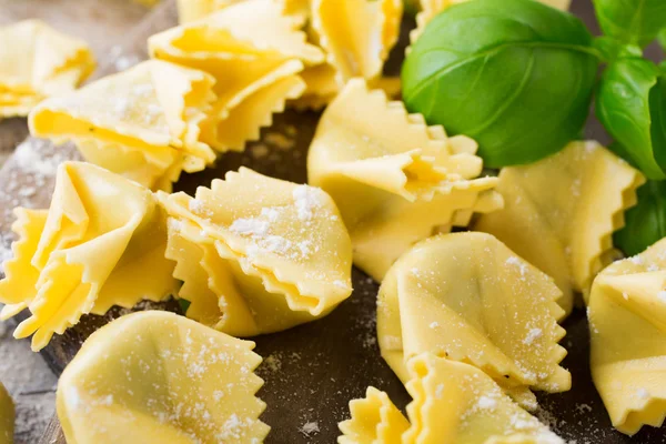 国产原料意大利 saccottini 与绿色香蒜酱 — 图库照片