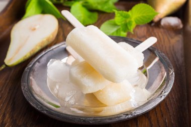 Ev yapımı armut popsicles