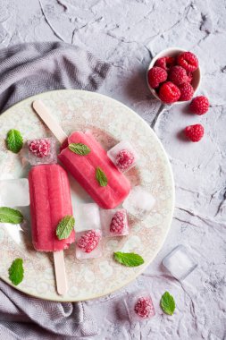 Ev yapımı ahududu popsicles