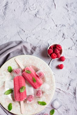 Ev yapımı ahududu popsicles