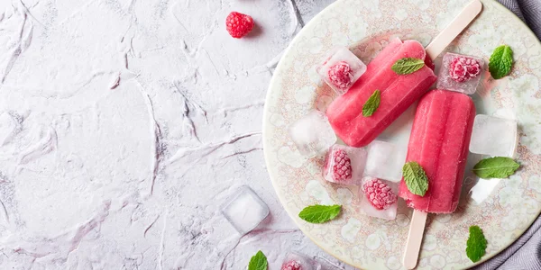 Homemade raspberry popsicles — Stock Photo, Image