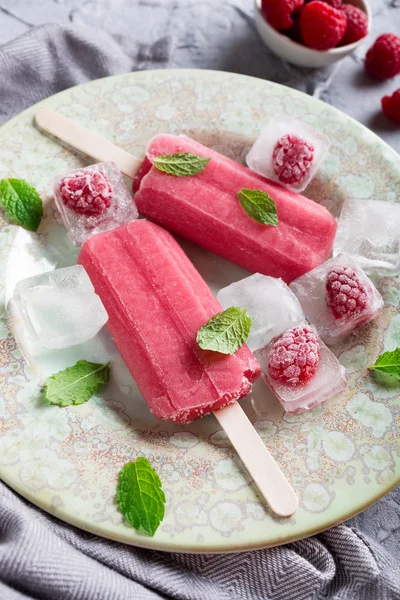 Ev yapımı ahududu popsicles