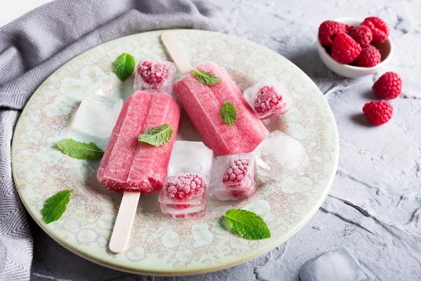 Homemade raspberry popsicles — Stock Photo, Image