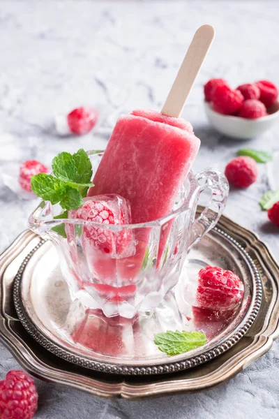 Homemade raspberry popsicles — Stock Photo, Image