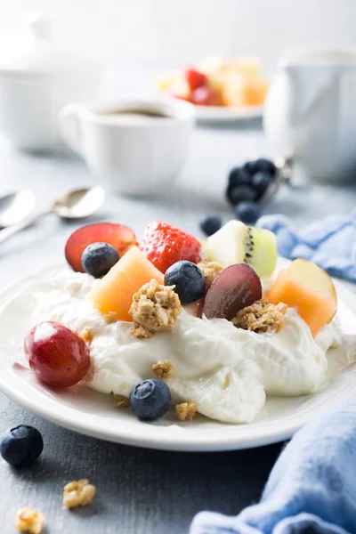 Quark with granola, fruits and berries — Stock Photo, Image